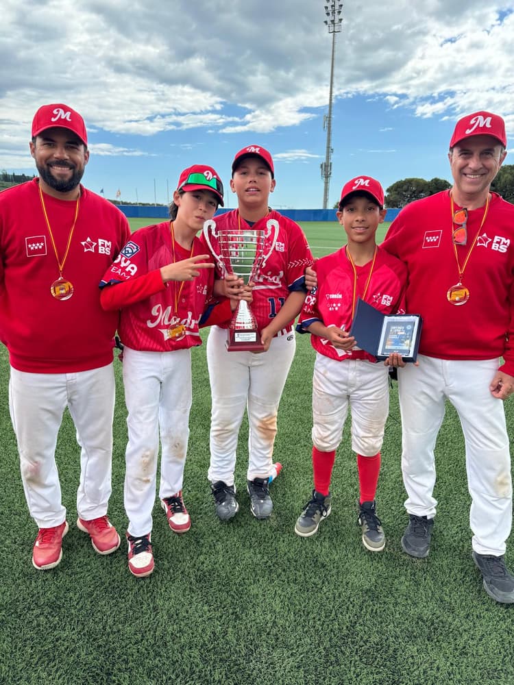 Los integrantes de Los Leones de San Fermín posan con el trofeo