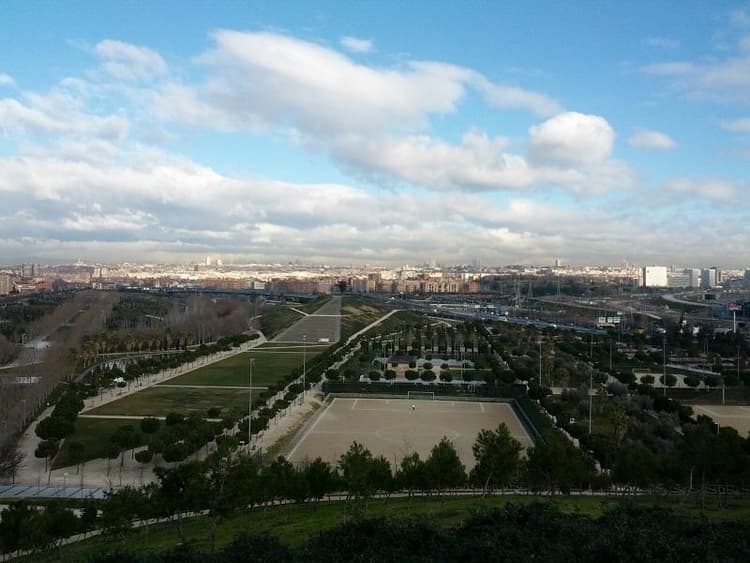 Campo de tierra en el Parque Lineal del Manzanares